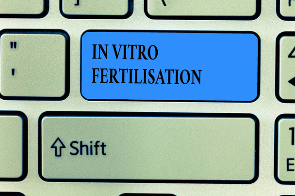 Escritura de texto a mano In Vitro Fecundación. Concepto que significa Un óvulo es fertilizado por esperma en un tubo de ensayo
 - Foto, Imagen