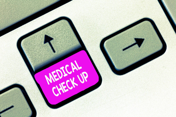 Nota de escrita mostrando Medical Check Up. Foto de negócios mostrando exame físico completo para testar o estado de saúde
 - Foto, Imagem