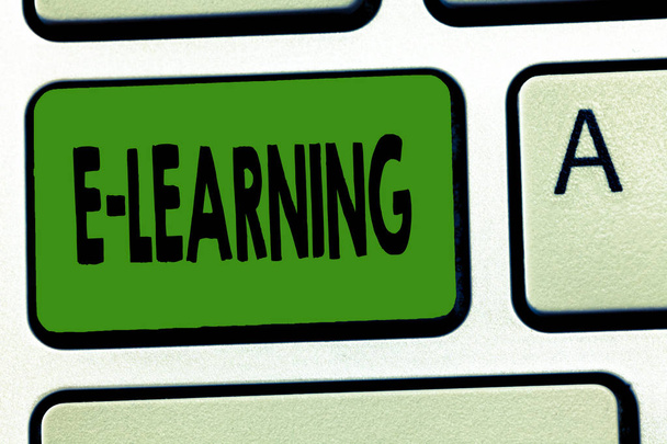 Χειρόγραφου κειμένου E Learning. Έννοια έννοια μαθήματα που πραγματοποιούνται μέσω ηλεκτρονικών μέσων συνήθως στο διαδίκτυο. - Φωτογραφία, εικόνα