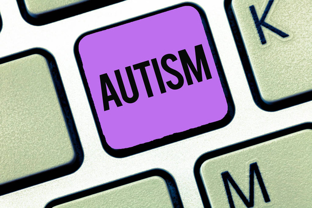 Konceptuální ručně psaného textu zobrazeno autismu. Obchodní fotografie představí potíže v interakci a tvořící záležitosti s jinými zobrazení - Fotografie, Obrázek