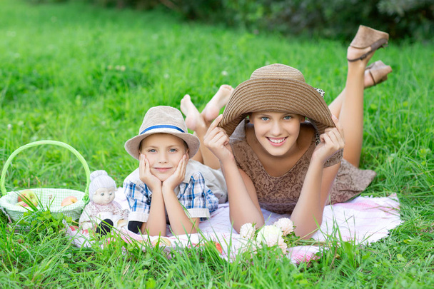 Sahip piknik açık havada küçük çocuk ve genç yaş kız - Fotoğraf, Görsel