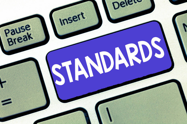 konzeptionelle Handschrift, die Standards zeigt. Business-Foto zeigt Niveau der Qualitätsrichtlinie Maßnahmenbeispiel Modell zu folgen - Foto, Bild