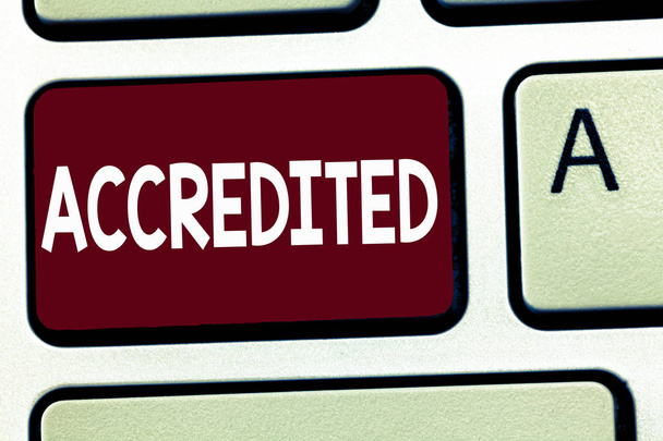 Написання нотатки з акредитацією. Ділова фотографія, що демонструє отримання кредитів на щось Сертифікований уповноважений
 - Фото, зображення