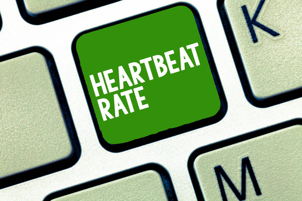 Handgeschreven tekst Heartbeat tarief. Betekenis van het concept gemeten door het aantal keren dat het hart per minuut contracten - Foto, afbeelding