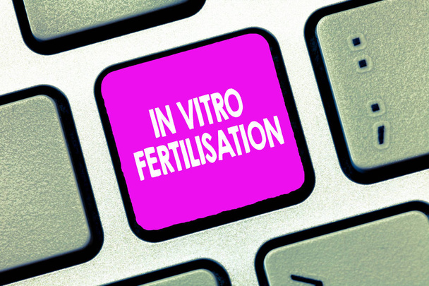 Signo de texto que muestra fecundación in vitro. Foto conceptual Un óvulo es fertilizado por esperma en un tubo de ensayo
 - Foto, Imagen