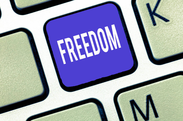Sana kirjoittaa tekstiä Freedom. Liiketoiminnan käsite valtaa tai oikea teko puhua tai ajatella kuin yksi haluaa ei vangita
 - Valokuva, kuva