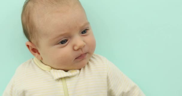 Újszülött baba lány mosolyogva rózsaszín háttér - Felvétel, videó