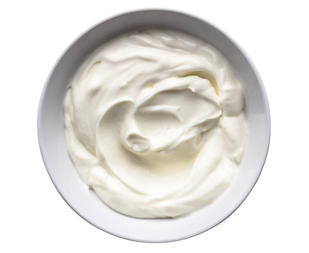 Iogurte isolado em branco - Iogurte grego natural cremoso em tigela branca - imagem vista superior
 - Foto, Imagem