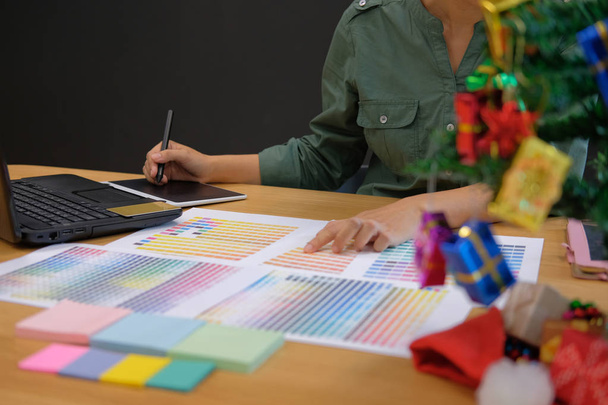 grafická designérka výběru barvy ze vzorníku vzorku. kreativní člověk kreslení s digitálním tabletu & stylus pen v moderní kanceláři. koncept podnikání, technologie, design a lidé - Fotografie, Obrázek