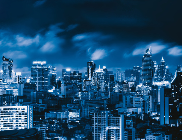 Вид с воздуха на Чонг Нонси, Саторн, центр Бангкока. Финансовые кварталы и бизнес-центры в умных городах Азии. Небоскрёбы и высотные здания ночью
. - Фото, изображение