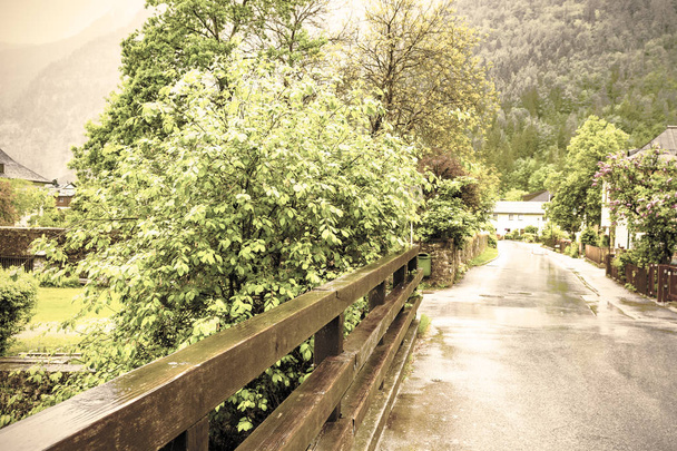 Aamuusvaa itävaltalaisen Hallstattin yllä. Sade ja pilvet Itävallan maaseudulla. Vintage tyyli   - Valokuva, kuva
