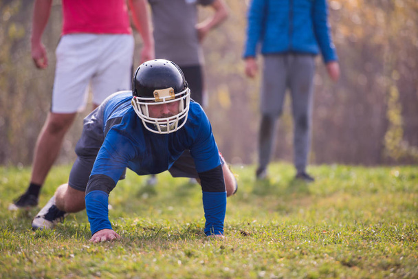 молодий американський футболіст, який грає на полі під час тренування. - Фото, зображення