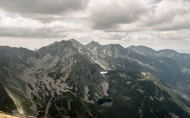 muitos picos de montanhas ocidentais de Tatras com lagos do thrre abaixo do pico da montanha de Volovec em slovakian - bordas polonês
 - Foto, Imagem
