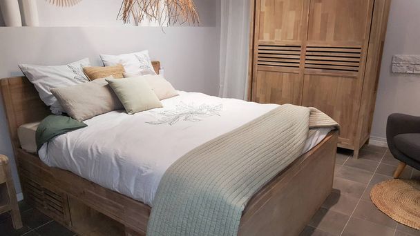 木製の白い寝室のクッション カーテンと美しいベッドルーム インテリア - 写真・画像