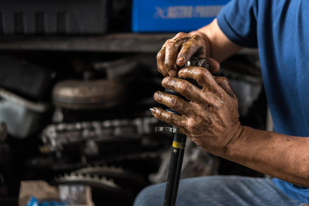 Демонтаж и проверка хромированного колеса автомобильного сплава для устранения и ремонта подвески в гараже или ремонтной мастерской
 - Фото, изображение