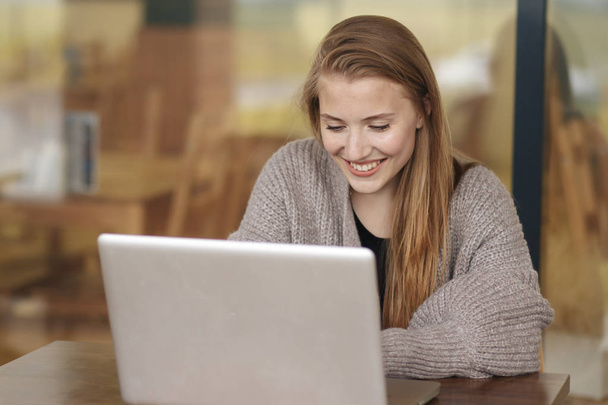 Женщина работает с ноутбуком в кафе
 - Фото, изображение