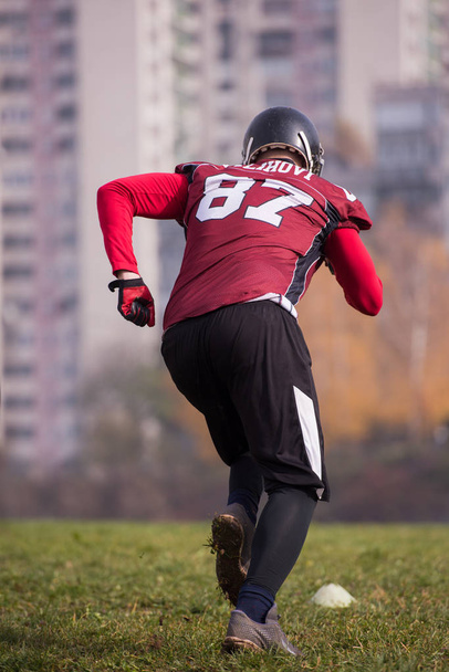 jonge amerikaanse voetballer in actie tijdens de training op het veld - Foto, afbeelding