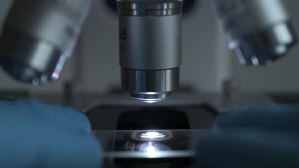 Microscópio com lente metálica em laboratório
. - Filmagem, Vídeo