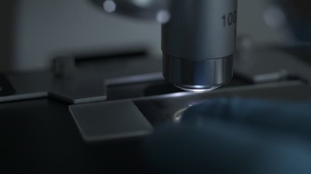 Mikroskop mit Metalllinse im Labor. - Filmmaterial, Video