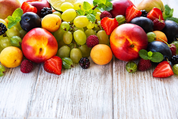 Świeżych owoców i jagód na biały drewniany stół - Zdjęcie, obraz