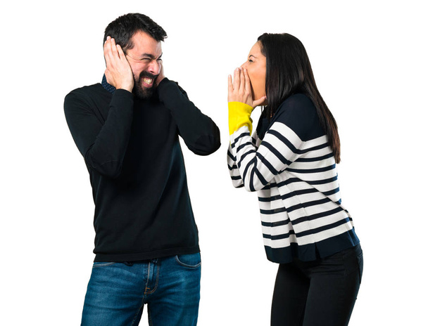 Mujer gritándole a su novio sobre fondo blanco
 - Foto, Imagen