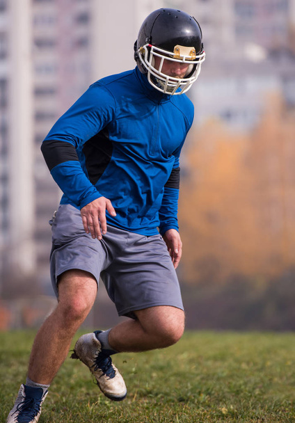 young american football player in action during the training at field - Φωτογραφία, εικόνα