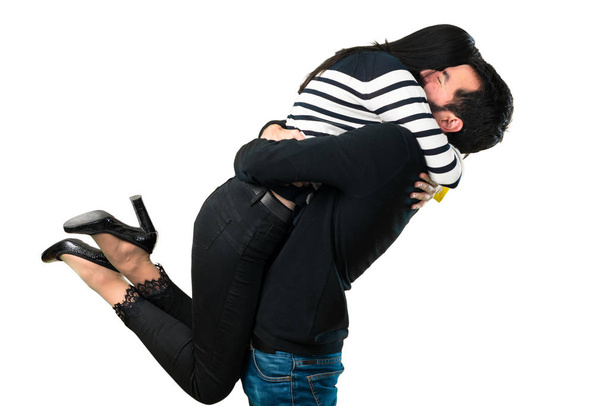 νεαρό ζευγάρι αγκαλιάζει σε λευκό φόντο - Φωτογραφία, εικόνα