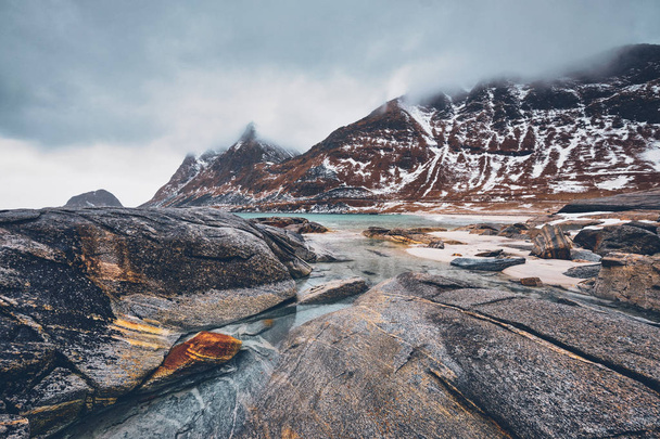 Βραχώδης ακτή του φιόρδ στη Νορβηγία - Φωτογραφία, εικόνα