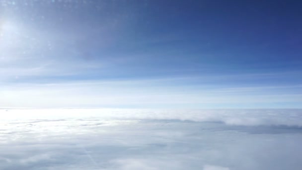 Κατά την πτήση, πετούν πάνω από τα σύννεφα - Πλάνα, βίντεο