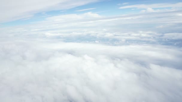 Utazás repülõgépen felhők felett. Nézd át a repülőgépen ablak. - Felvétel, videó