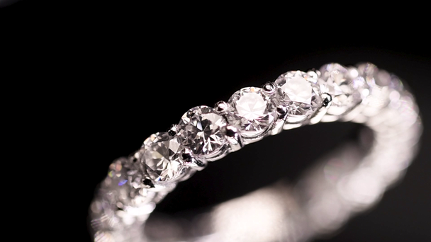 anello di diamanti su sfondo nero - Filmati, video