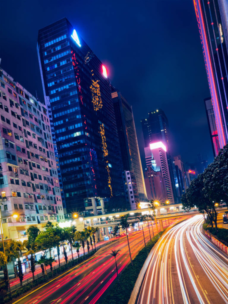 Utcai forgalom Hong Kong éjjel - Fotó, kép