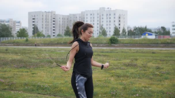 jovem mulher fitness pulando corda no estádio
 - Filmagem, Vídeo