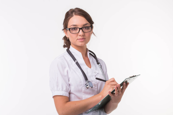 Médico com estetoscópio, segurando a pasta do documento no fundo branco
 - Foto, Imagem