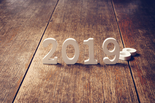 Fából készült számok alkotó számának 2019, az új évben, 2019 a rusztikus fa díszdobozban és piros szalag. - Fotó, kép