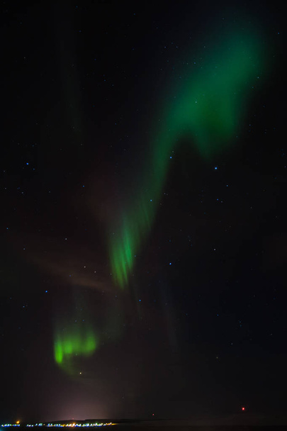atividade incrível aurora boreal ou luzes do norte acima ekkeroy ilha em norway
 - Foto, Imagem