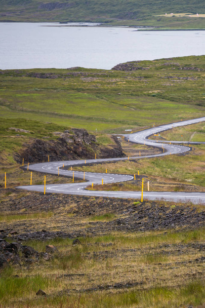 Gyönyörű hegyvidéki road, hegyek a háttérben Európában-Izland - Fotó, kép
