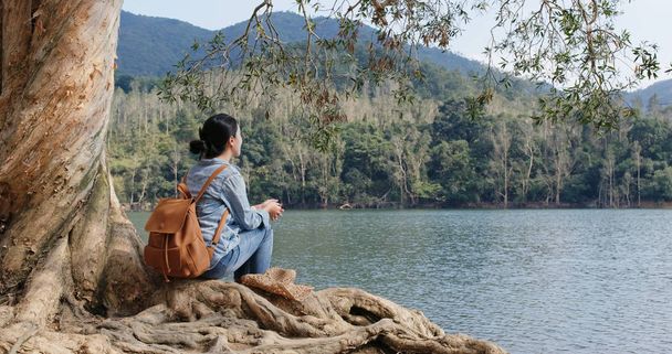 Женщина смотрит на озеро в сельской местности
 - Фото, изображение