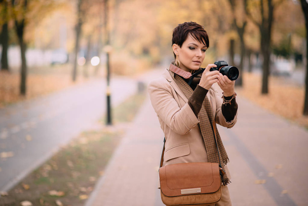young female with camera in hand, close up - Foto, Imagem