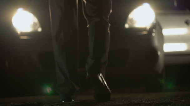 Hooligan mit Baseballschläger steigt aus Auto aus und geht zu Geschäftsmann - Filmmaterial, Video