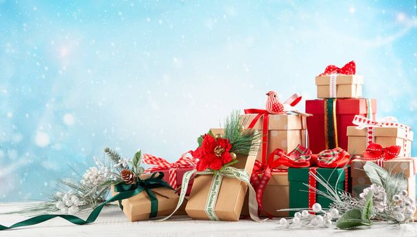Fondo de Navidad o Año Nuevo con cajas de regalo festivas. Concepto navideño
. - Foto, imagen
