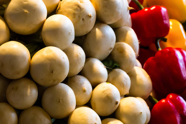 joukko vihanneksia pino pyöreitä hedelmiä vihanneksia valkoinen retiisi punainen keltainen lähikuva paprika tausta maatalouden perusta
 - Valokuva, kuva