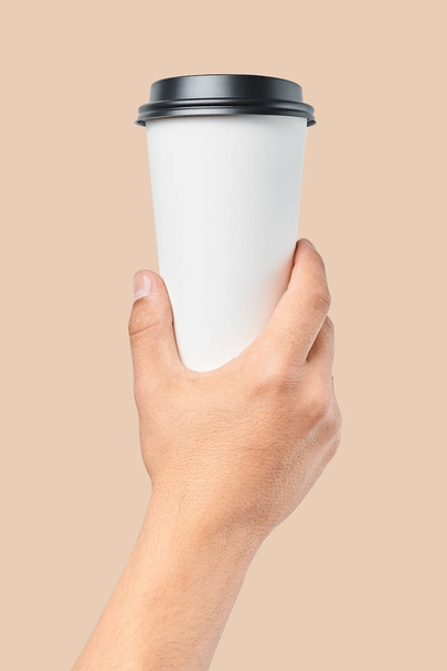 Mockup de la main des hommes tenant une tasse de grande taille en papier blanc avec couvercle noir
 - Photo, image