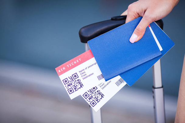 Paspoorten en kaartjes voor vlucht aan de kant van de vrouw. - Foto, afbeelding