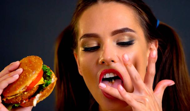 Žena jíst hamburger. Holka chce jíst fast food. - Fotografie, Obrázek