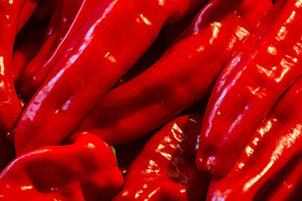 красный паприка сочный аппетитный фон длинные стручки яркий крупный план базовый овощной дизайн
 - Фото, изображение