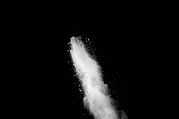 Explosion von weißem Staub auf schwarzem Hintergrund. - Foto, Bild