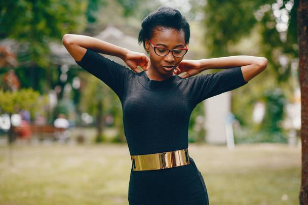 Élégante fille noire dans un parc
 - Photo, image