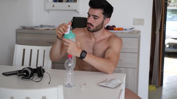 Man drinking protein shaker from blender - Πλάνα, βίντεο