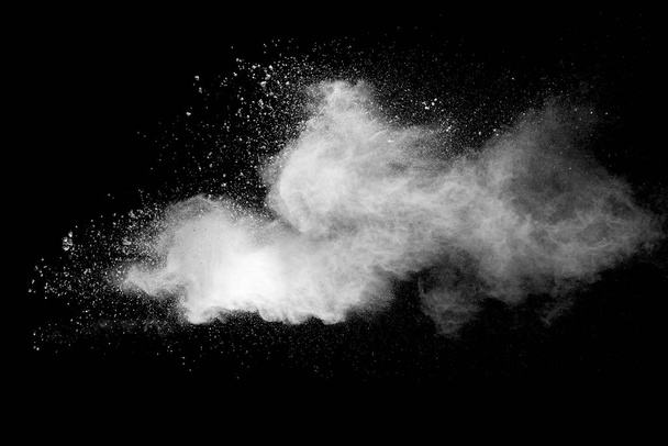 Explosión de polvo blanco sobre fondo negro
. - Foto, Imagen